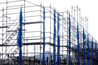 mavi gökyüzü ve inşaat alanı 