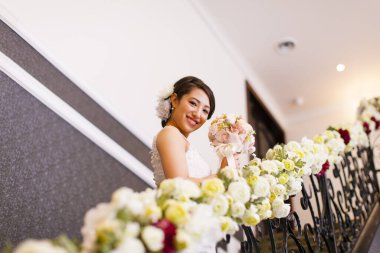 Törenden önce gelinlik giymiş güzel bir gelinin portresi.