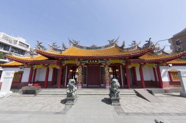 Eski bir Japon tapınağının güzel ele geçirilmesi