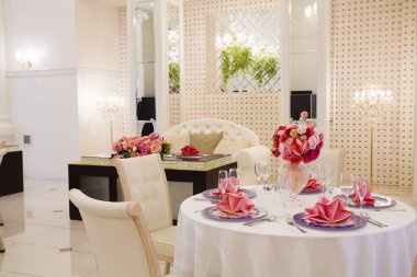 Modern restoranın içinde güzel bir düğün. 