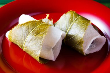 Sakura Mochi, Japon geleneksel şekerleme. Tuzlu yapraklarla sarılmış.