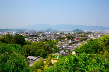 Japonya 'daki güzel şehir manzarası ve ufuktaki dağlar  