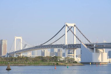 Gökkuşağı Köprüsü, Tokyo 'nun kuzeyinde Shibaura Rıhtımı ile Japonya' nın Minato kentindeki Odaiba rıhtımı arasında bir asma köprü.