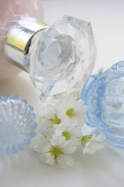 Compositie Met Mooie Witte Bloemen Blauwe Glazen Decoraties — Stockfoto
