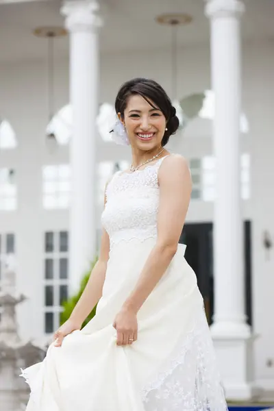 Portré Gyönyörű Fiatal Menyasszony Esküvői Ruha Szertartás Előtt — Stock Fotó