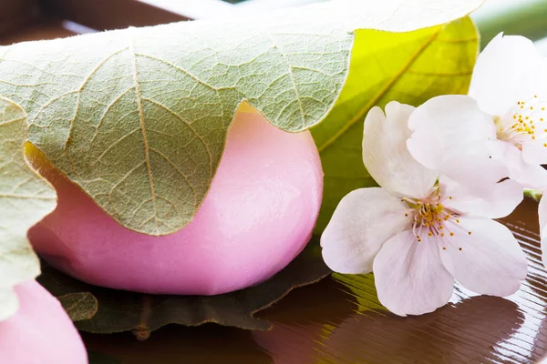 Sakura Mochi Japanse Traditionele Snoepgoed Verpakt Met Een Gezouten Bladeren — Stockfoto