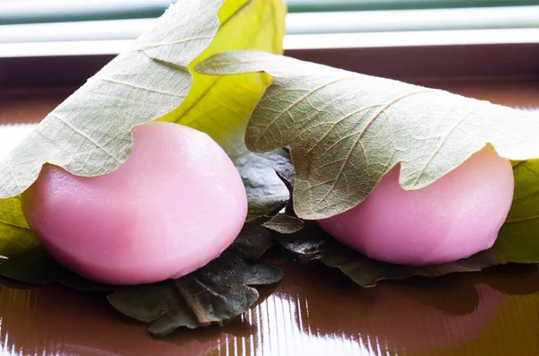 Sakura Mochi Japansk Traditionell Konfektyr Insvept Saltade Blad — Stockfoto