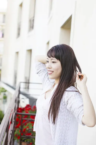 Giovane Donna Giapponese Sul Balcone Con Fiori — Foto Stock