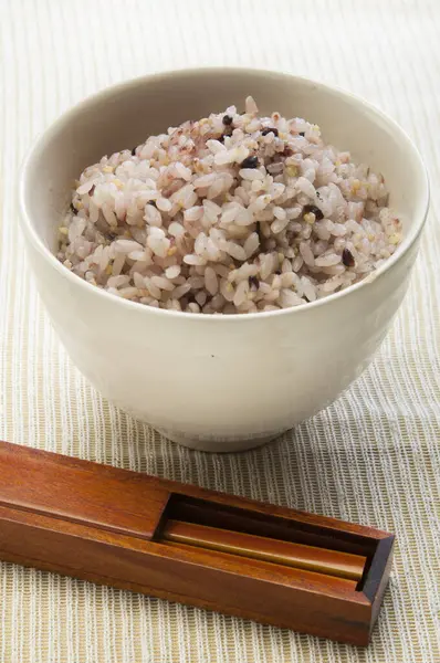 Reis Schüssel Und Essstäbchen — Stockfoto