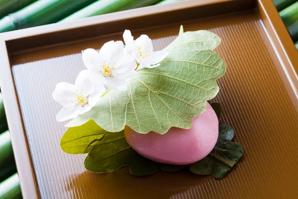 Сакура Мочи Японская Традиционная Кондитерская Завернутая Соленые Листья — стоковое фото