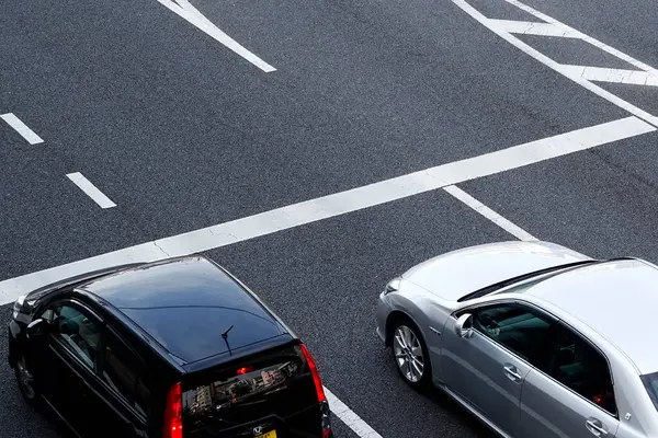 Asfalt yolda giden modern arabaların yüksek açılı görüntüsü    