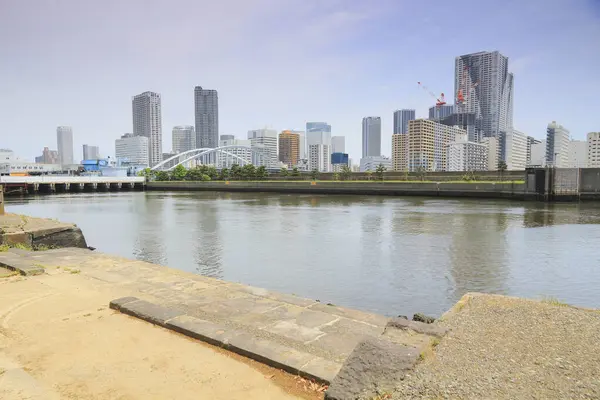 Binalar ve köprüler Sumida Nehri, Japonya. 