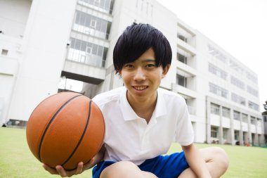 Basketbol oynayan Asyalı genç adamın portresi