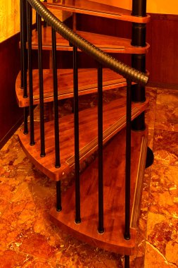 Modern binanın içinde ahşap sarmal merdivenler var.