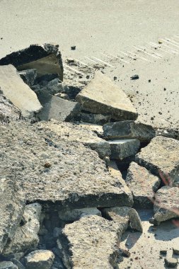Çökmüş asfalt taşlarının yakın plan görüntüsü
