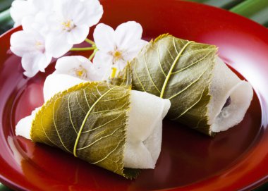 Sakura Mochi, Japon geleneksel şekerleme. Tuzlu yapraklarla sarılmış.