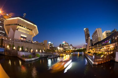 Aydınlanmış Japon şehrinin Sahne Gecesi Görünümü