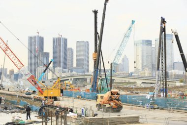 Şehir manzarası, Tokyo 'da vinçleri ve binaları olan inşaat alanı         