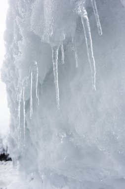 Buz dokusu, donmuş buz saçakları ve kış vakti kar.         