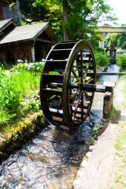 Kırsaldaki eski ahşap değirmeni