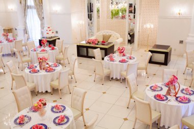 Modern restoranın içinde güzel bir düğün. 