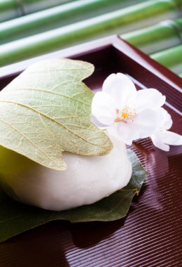 Sakura Mochi, Japon geleneksel şekerleme. Tuzlu yapraklarla sarılmış.