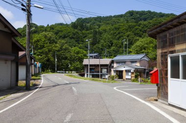 Kırsal kesimdeki geleneksel Japon mimarisinin güzel manzarası 