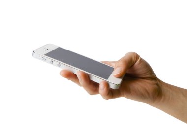 Beyaz arka planda akıllı telefonu tutan kadın.