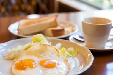 Kahvaltıda yumurta, kahve ve tost.   