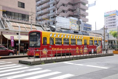 Japon mimarisi büyük bir şehir merkezinin dinamik caddesini doldurdu.