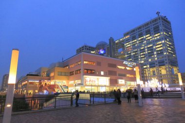 Odaiba Deniz Parkı 'nın akşam manzarası Gökkuşağı Köprüsü ve Kopya Özgürlük Heykeli, Tokyo, Japonya