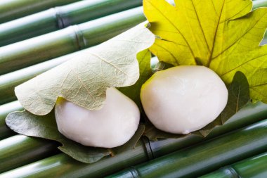 Sakura Mochi, Japon geleneksel şekerleme. Tuzlu yapraklarla sarılmış.