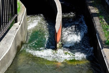 Şehrin güzel su kanalı manzarası, su arıtma sistemi.                    