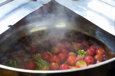 Mutfakta domates pişirmek.