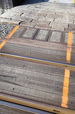 Demir tren rayları olan tahta kalaslar, yakın plan. 