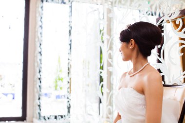 Beyaz elbiseli güzel gelin