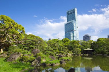 Tennoji 'nin manzarası Abeno-ku, Osaka, taze yeşillikle