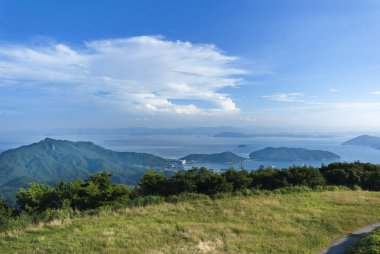 Deniz kıyısının ve dağların güzel manzarası       