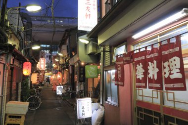 Tokyo, Japonya - Kasım 27: Tokyo, Japonya 'daki Ginkji Caddesi' nin gece manzarası. Kasım 22 12, Tokyo.,