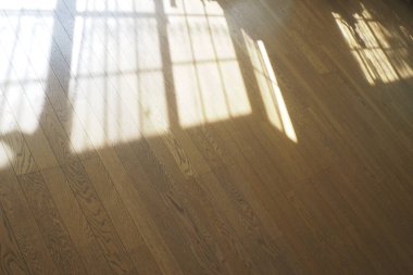 Ahşap zemindeki boş odada pencere gölgesi 