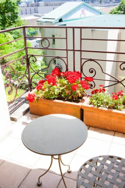 Modern bir apartmanın içinde.