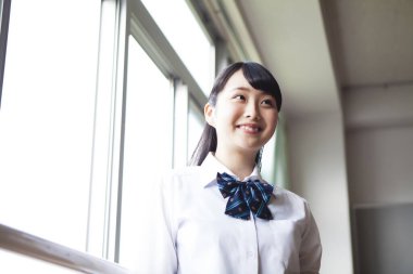 Okul üniformalı Japon kızın portresi.