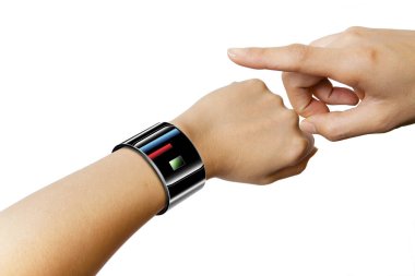 Beyaz arkaplanda izole edilmiş akıllı saat ile el