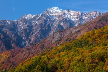 Dağlarda sonbahar manzarası
