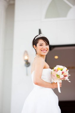 Gelinlik içinde buketli güzel Japon gelin.