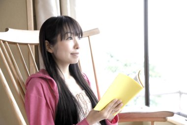 Geleneksel Japon iç mekanında güzel Asyalı kadın portresi