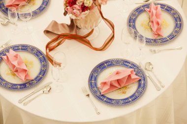 Çiçekli ve mavi tabaklı düğün masası. 