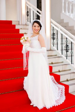 Törenden önce gelinlik giymiş güzel bir gelinin portresi.