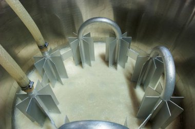 Mutfakta modern mutfak aletleri var.