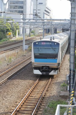 Tren istasyondaki tren raylarında ilerliyor.